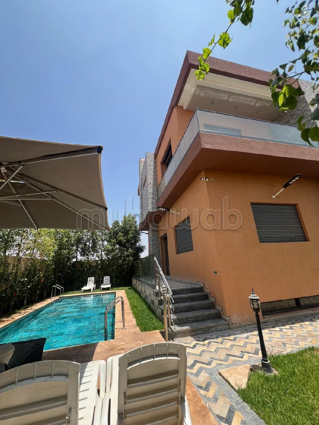Location saisonnière villa haut standing à Route de Tahanaout. Superficie 410 m². Vue exceptionnelle sur la montagne, Fenêtres en double vitrage