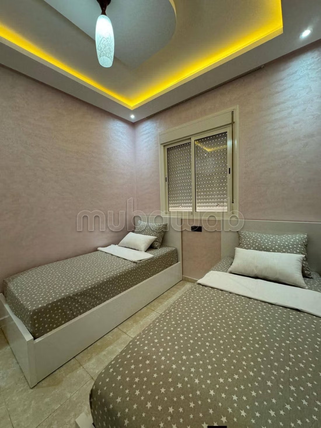 Location d'un appartement à Bouchouaf. 
2 belles chambres. 
Porte blindée, salon marocain traditionnel