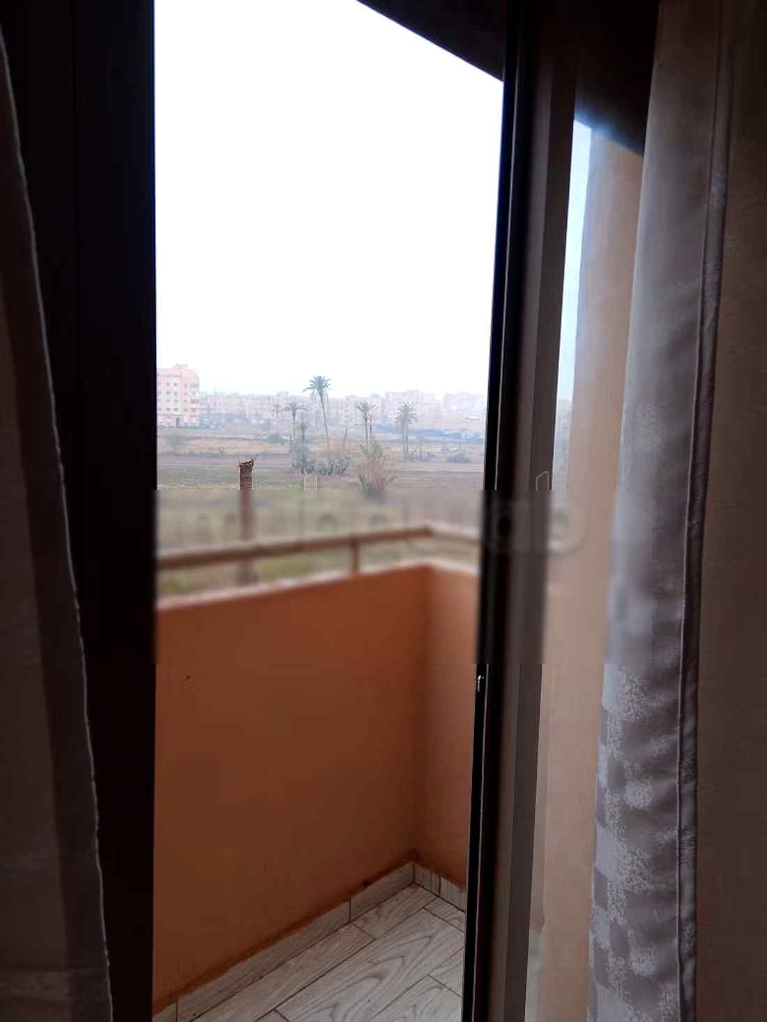 Location d'un appartement à Hay Mabrouka. 2 chambres agréables. Salon Marocain et antenne parabolique