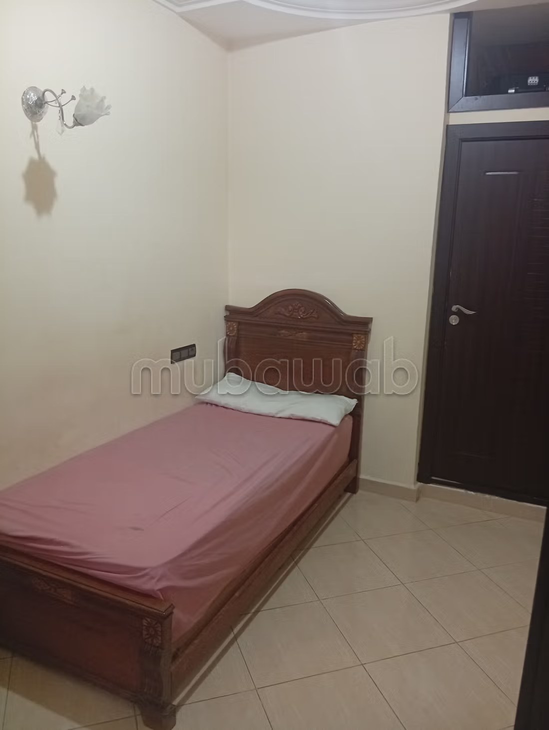 Appartements à louer à Hamria. 
2 pièces. 
Fenêtres double vitrage et chauffage central