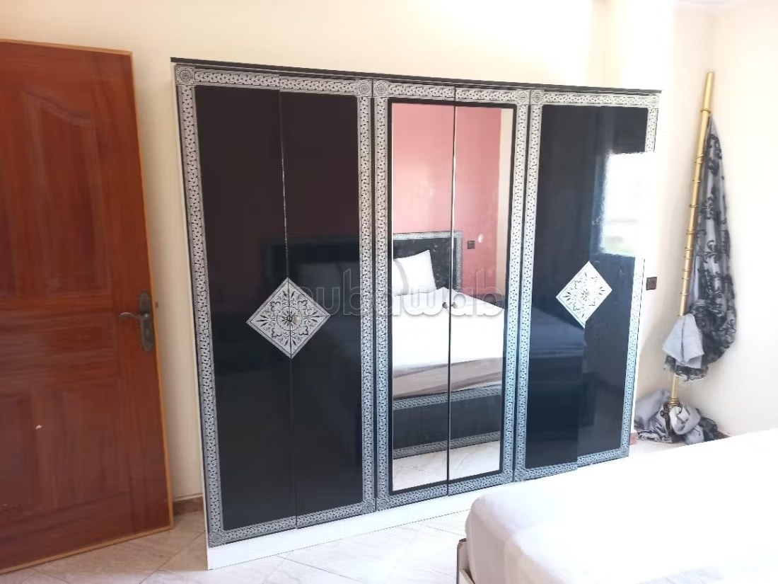 Location d'un appartement en Centre ville. Superficie 100 m². Salon traditionnel, antenne parabolique générale