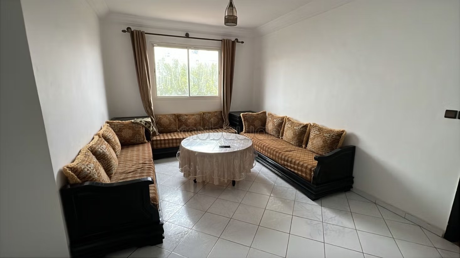 Location d'un appartement à Hay Salam. 
2 belles chambres. 
Antenne parabolique et sécurité