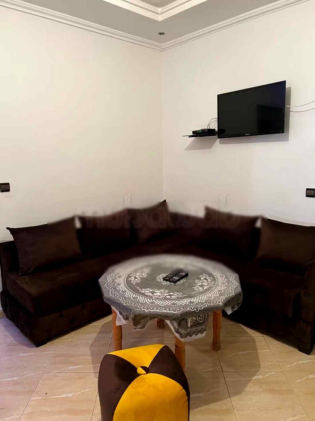 Location saisonnière en Centre ville. 2 belles chambres. Salon Marocain, sécurité