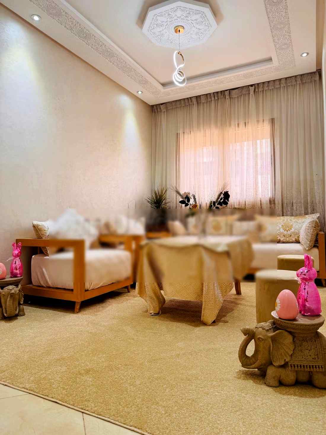 Appartements à louer dans le quartier Mohammedi. Superficie totale de 60 m². Salon authentique, antenne parabolique.