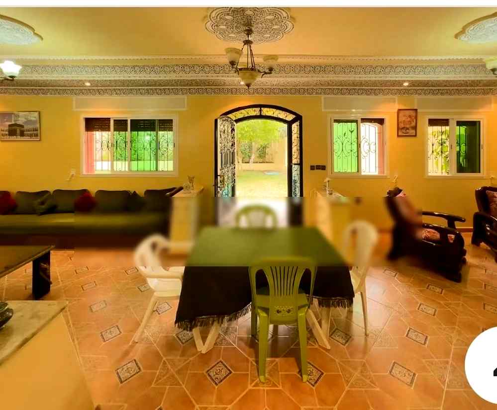 Villa de standing à louer pour vos vacances à M'Diq. 3 chambres agréables. Places de stationnement et jardin
