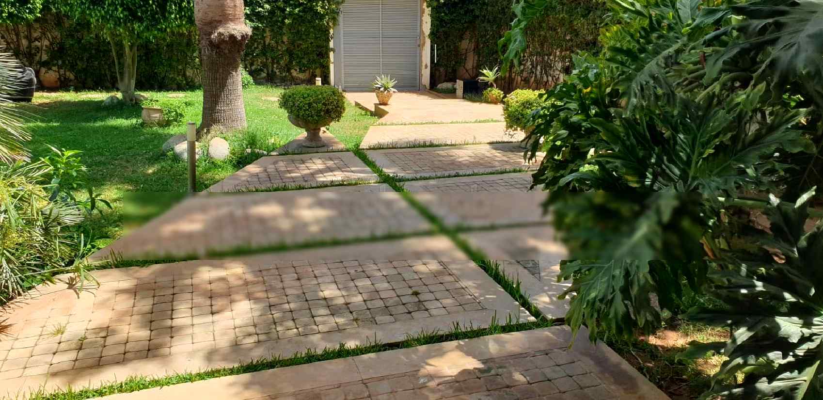 Villas de luxe à louer à Ain Diab. 4 pièces confortables. Garage et terrasse