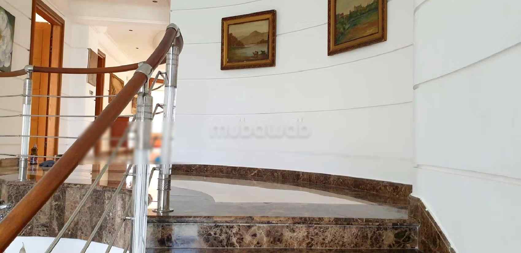 Villas de luxe à louer à Ain Diab. 4 pièces confortables. Garage et terrasse