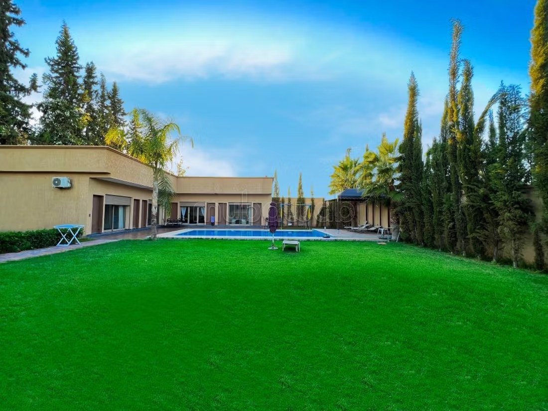Belle Villa Avec Grande Jardin