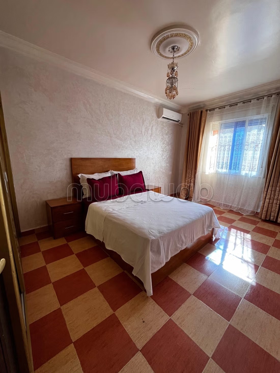Location d'un appartement à Chefchaouen. Surface de 85 m². Salon Marocain et antenne parabolique