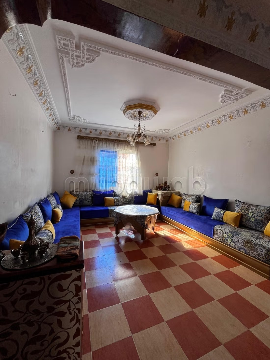 Location d'un appartement à Chefchaouen. Surface de 85 m². Salon Marocain et antenne parabolique