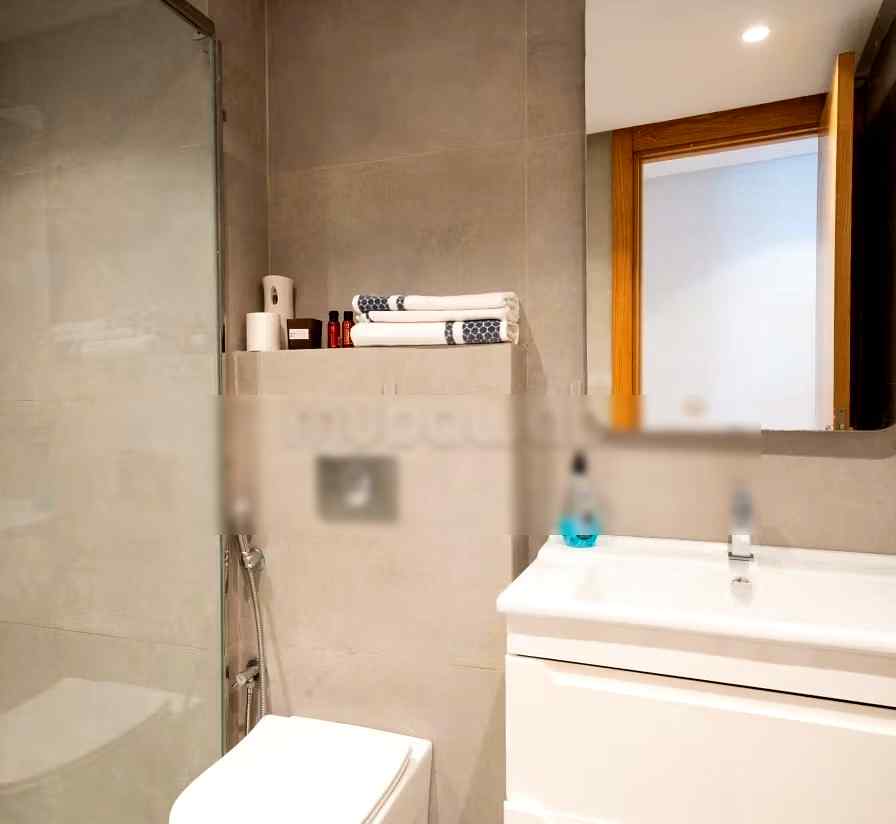 Location d'un appartement à El Manar - El Hank. 2 chambres agréables. Prestation de conciergerie, air conditionné.