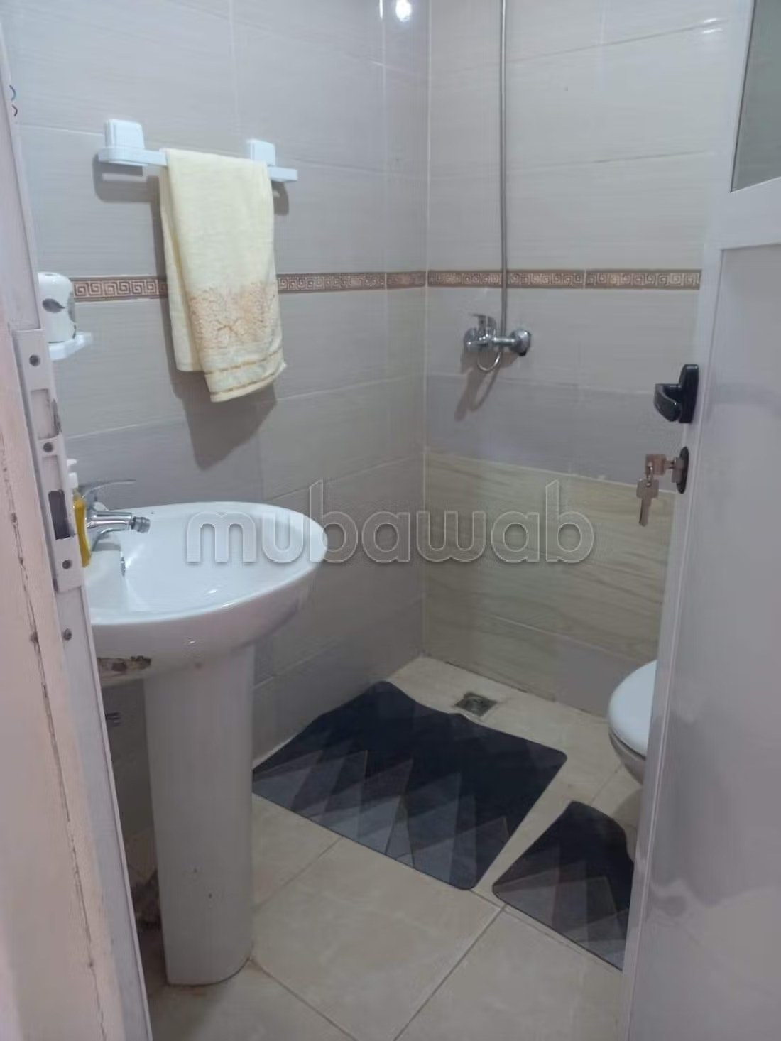 Location d'un appartement à Bab Enzh. 
2 chambres. 
Porte blindée et vue sur mer