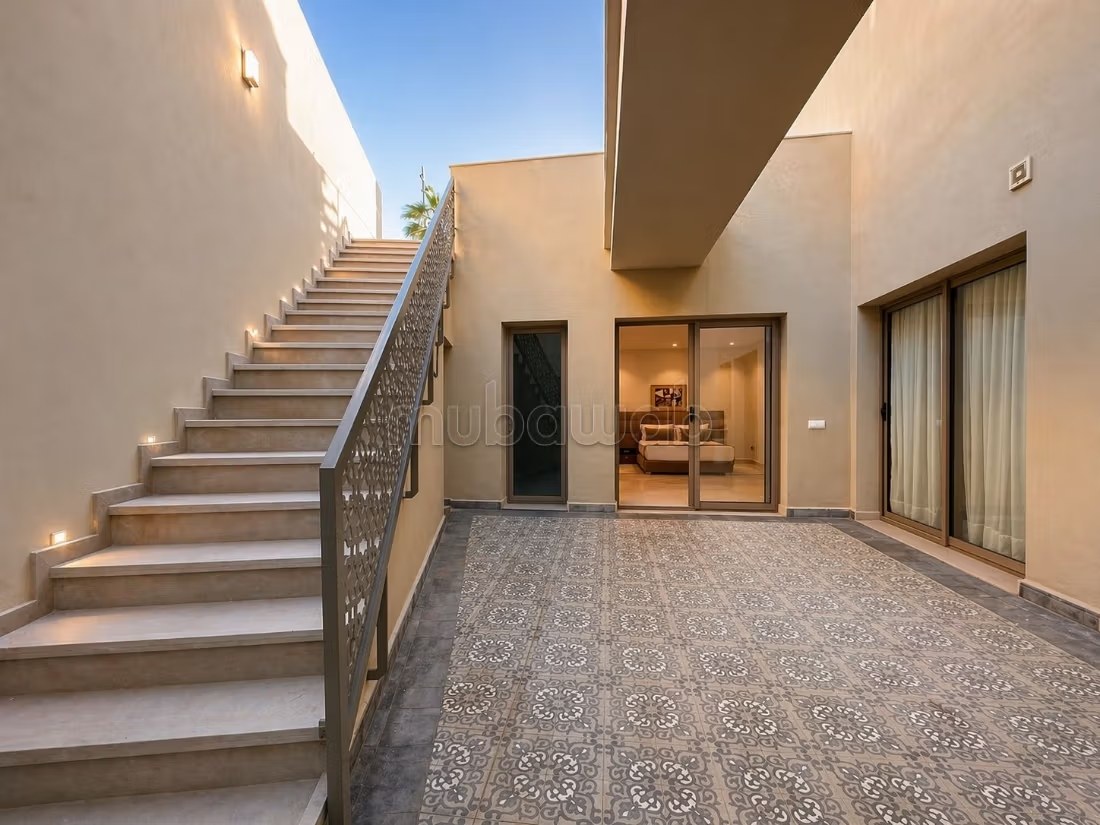 Villas et maisons de luxe à louer sur la route Amizmiz. Surface totale de 400 m². Porte robuste et antenne satellite