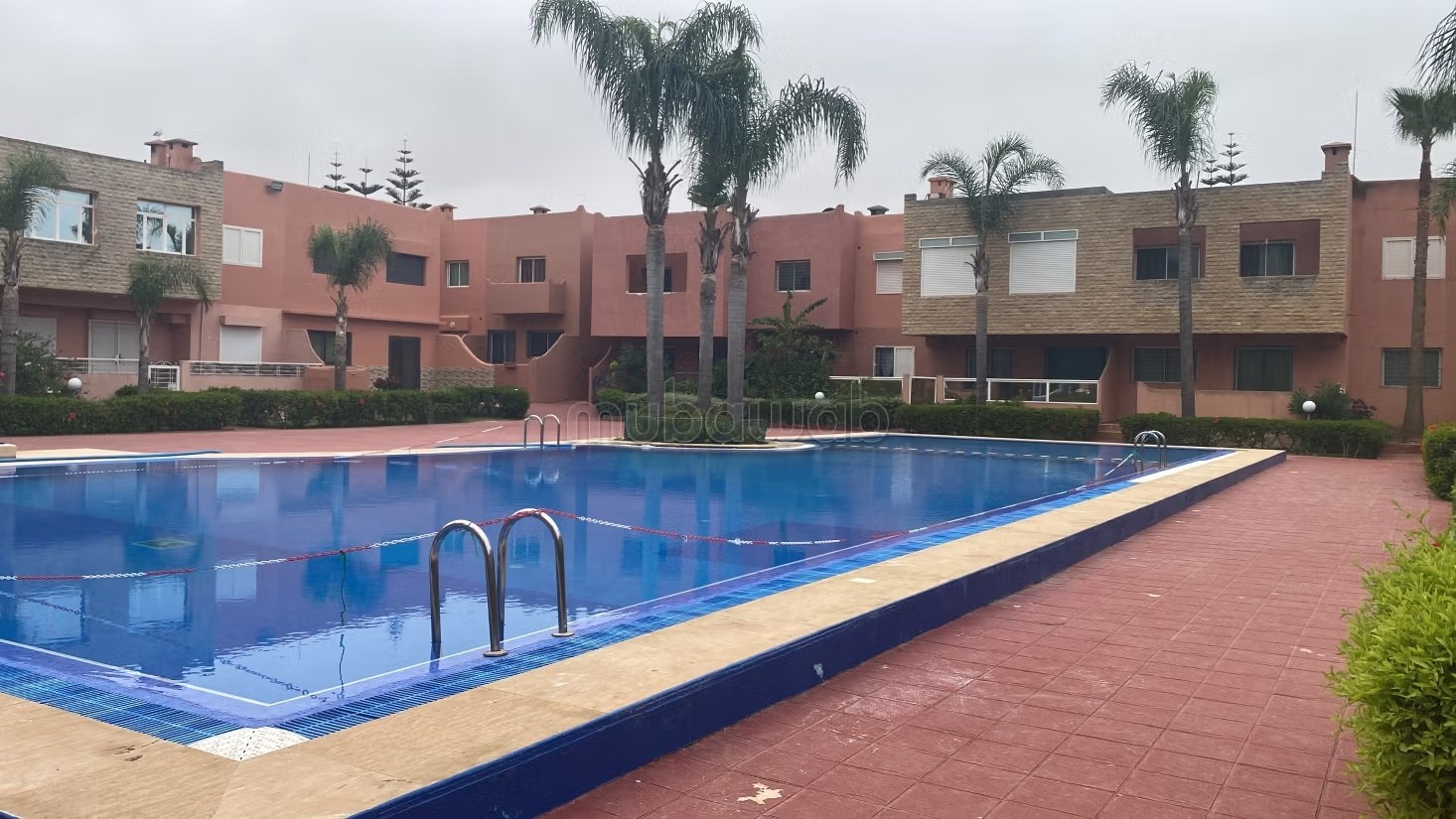 Appartements à louer à Sidi Bouzid. 
5 pièces confortables. 
Places de parking et terrasse