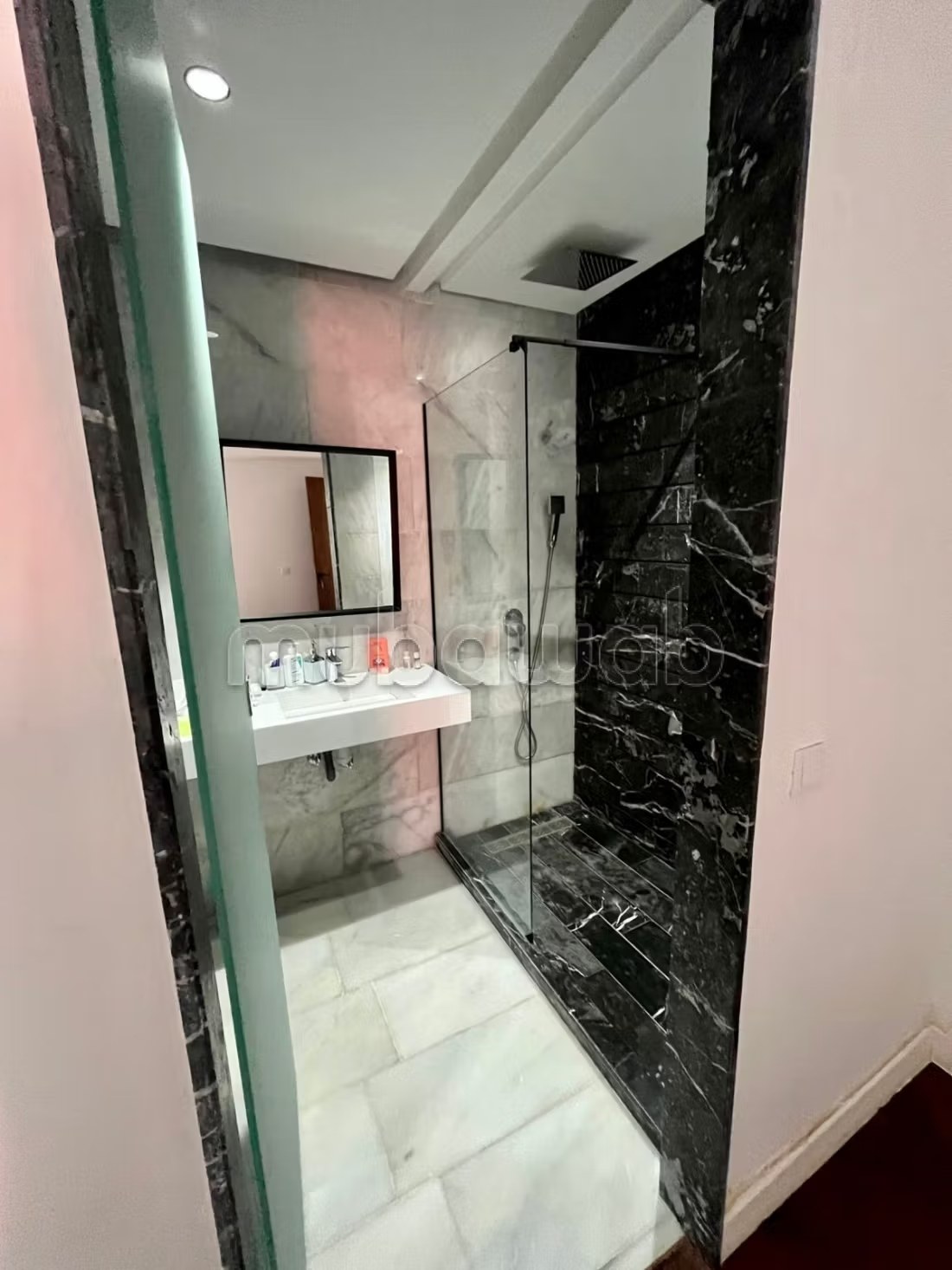 Location d'un appartement à fermme bretonne. Surface totale 45 m². Terrasse et ascenseur