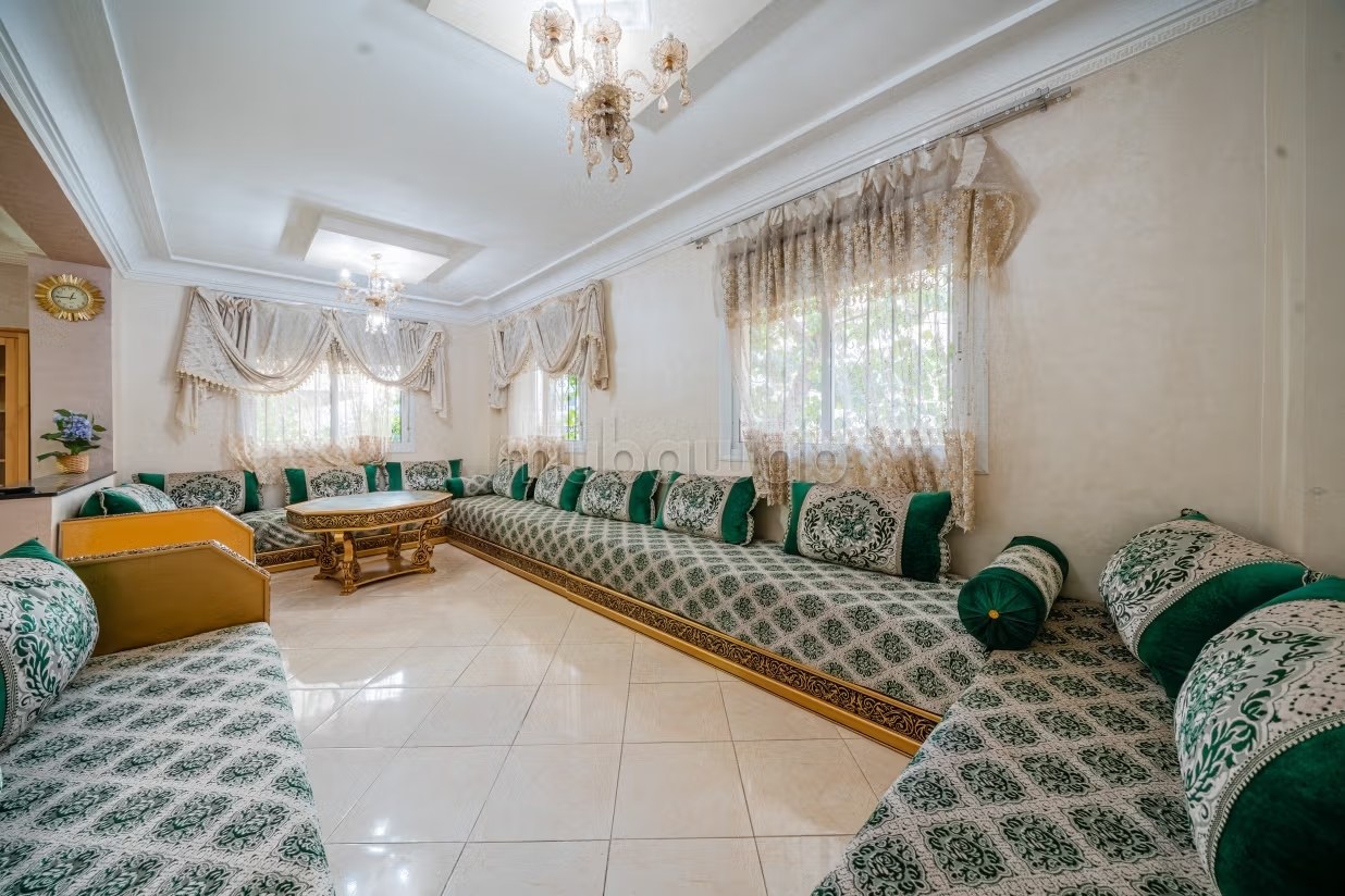 Appartements à louer à Aharrarine. Superficie 101 m². Salon typique marocain, résidence sécurisée