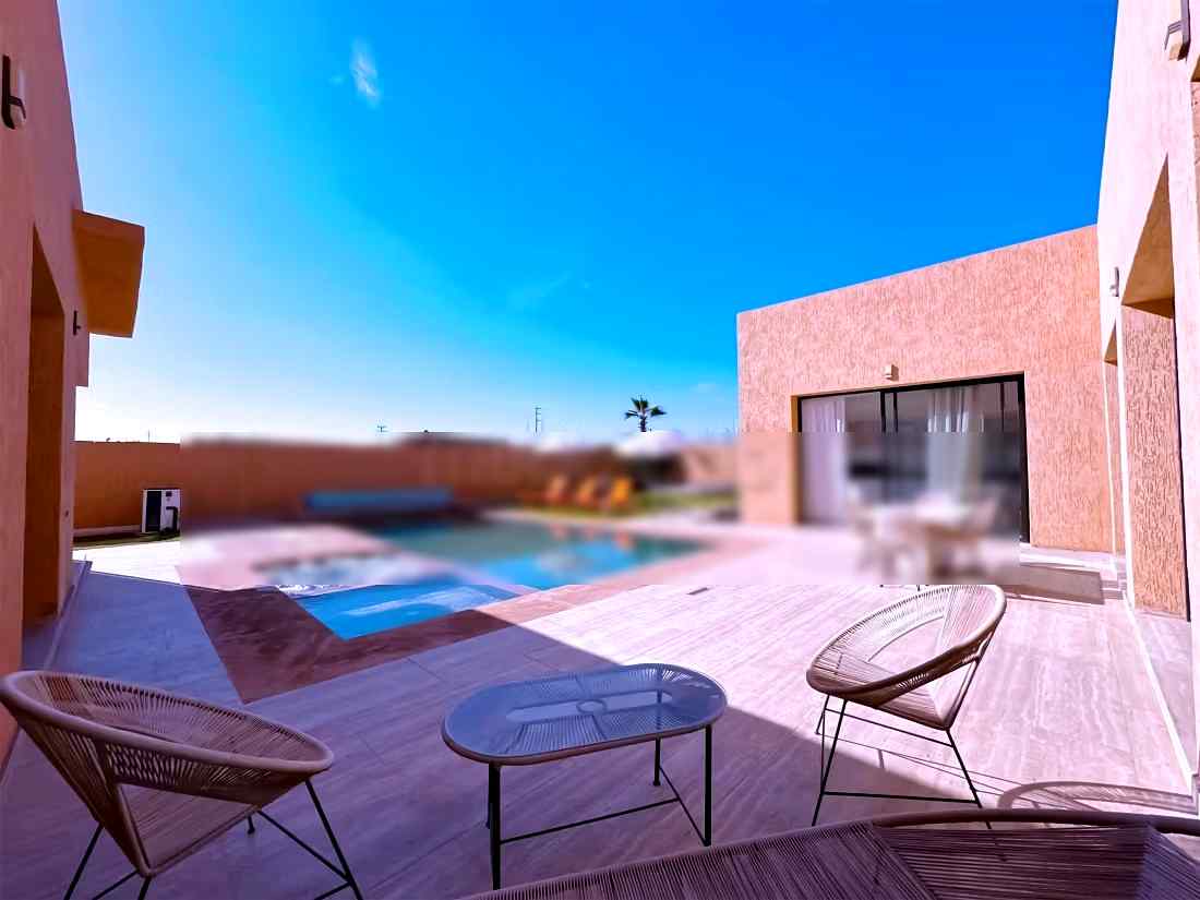 Villas de luxe à louer à Route de Fez. 3 chambres agréables. Garage et terrasse