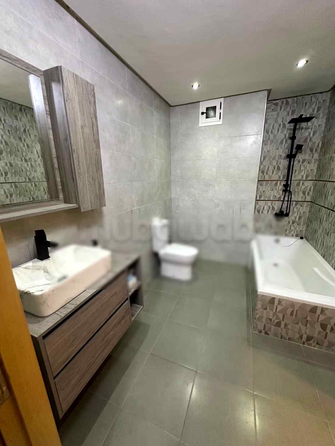 Location d'un appartement en Centre. 8 pièces. Ascenseur et places de parking