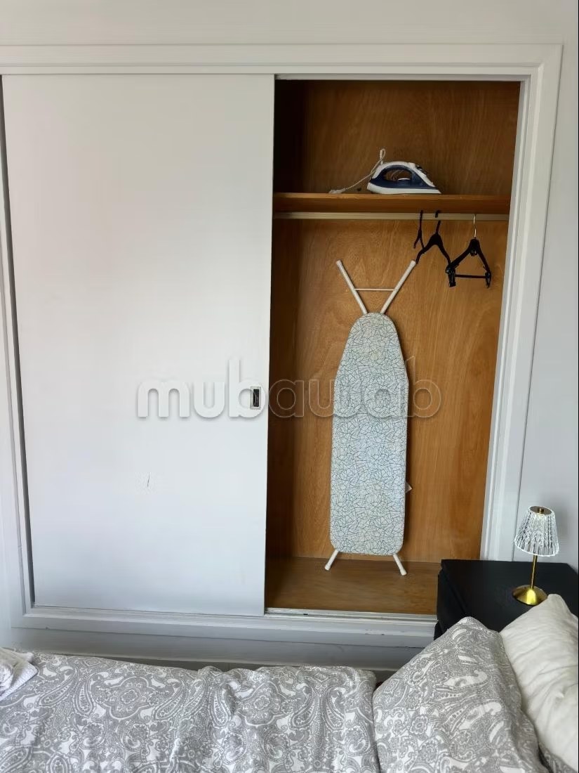 Location d'un appartement à Bourgogne Est. Superficie 55 m². Salon traditionnel marocain, résidence sécurisée